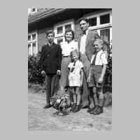 104-1046 Hermann Keller mit seiner Familie kurz nach dem Krieg.jpg